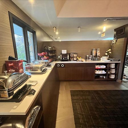 מלון Ramada By Wyndham Ottawa On The Rideau מראה חיצוני תמונה